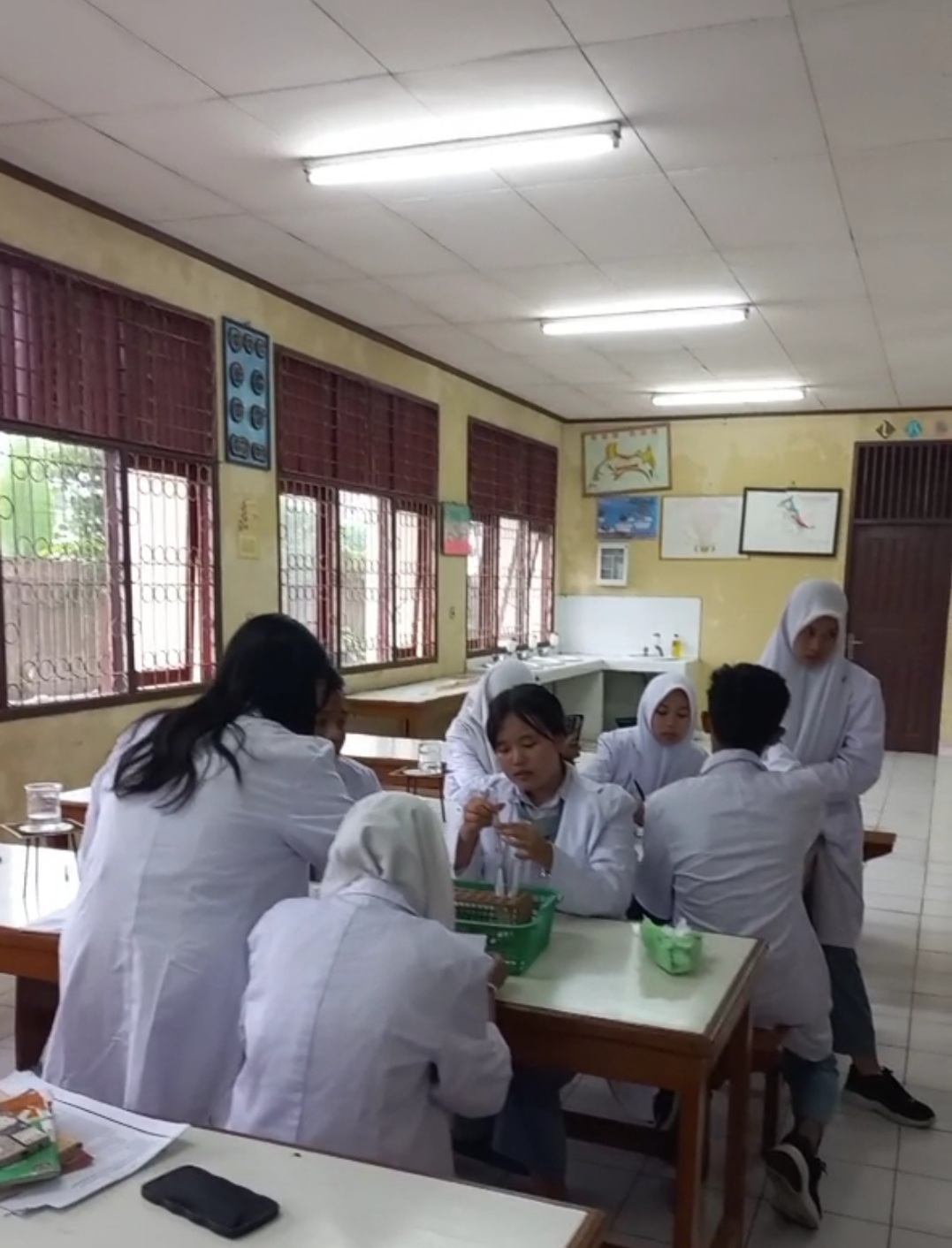 Kegiatan Praktikum Biologi Kelas XII IPA SMA Yadika Natar Lampung Selatan