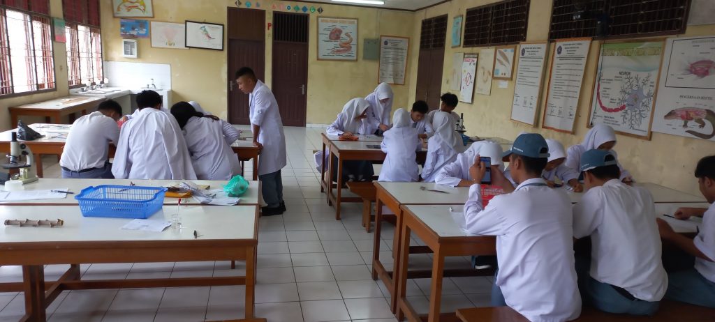 Praktikum Biologi di Lab Biologi SMA Yadika Natar Lampung Selatan