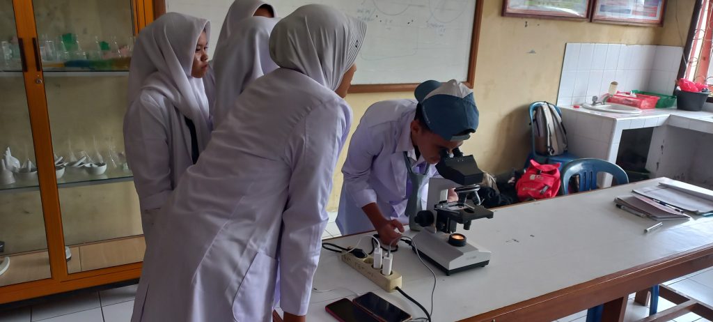 Praktikum Biologi di Lab Biologi SMA Yadika Natar Lampung Selatan