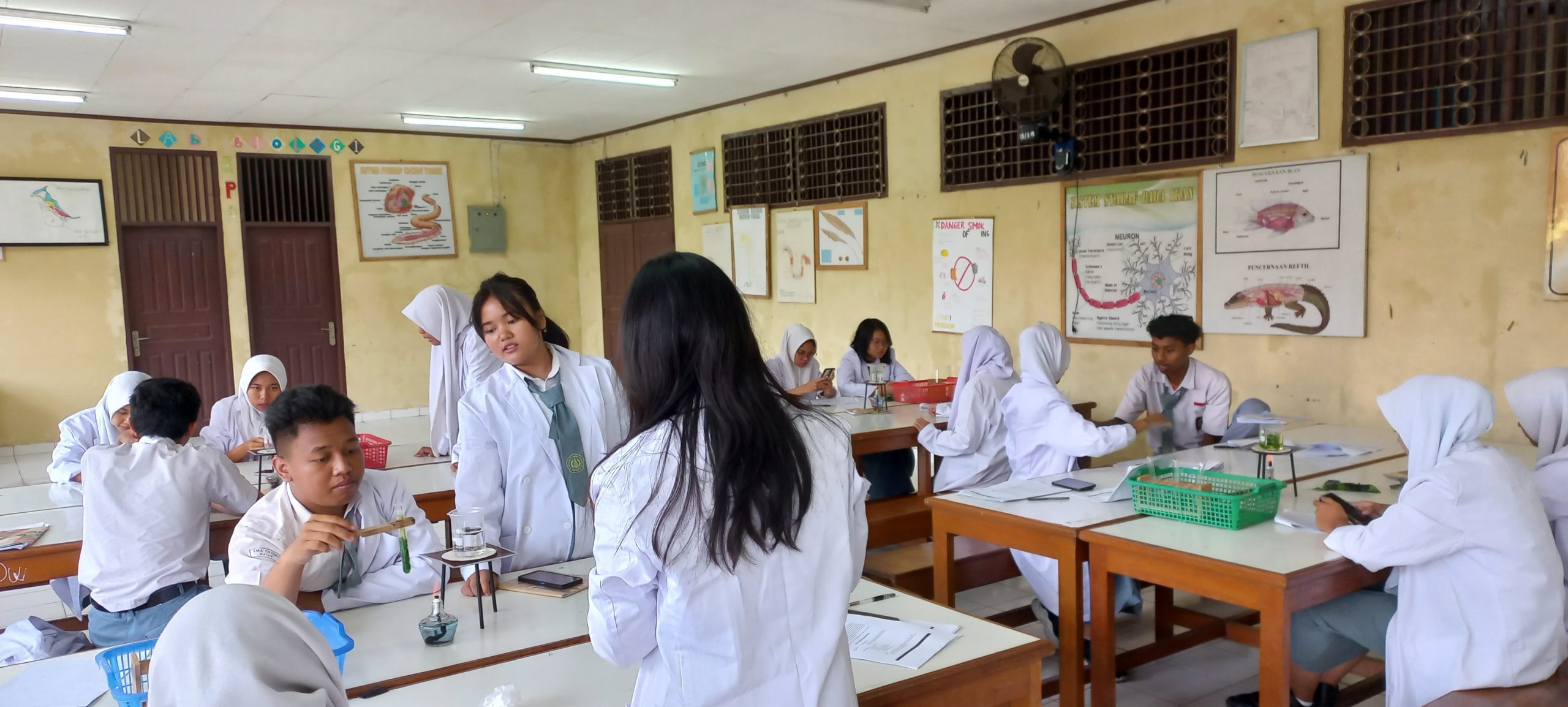 Praktikum Biologi di Laboratorium Biologi SMAS Yadika Natar Lampung Selatan