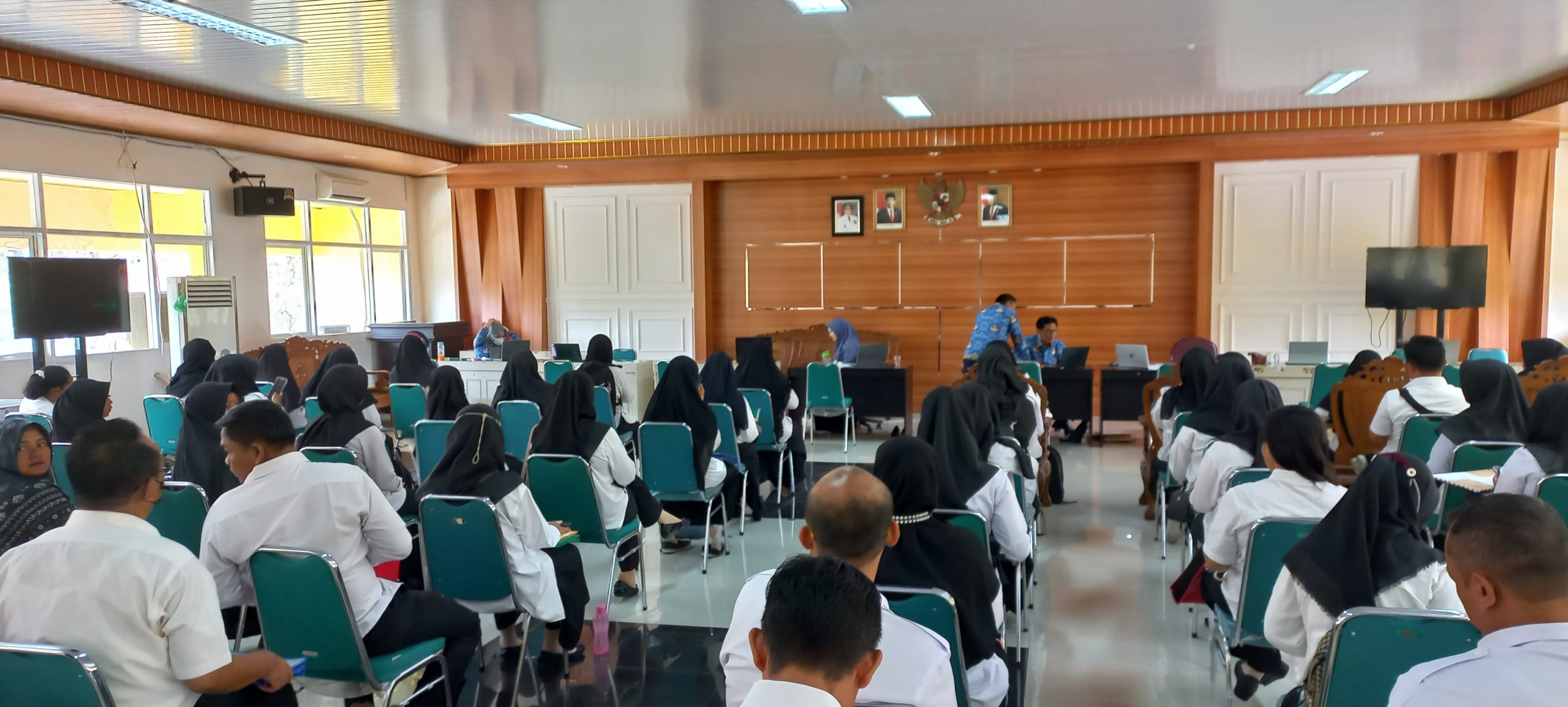 Verifikasi berkas PPPK Guru 2023 di Kantor BKD Lampung.jpg Verifikasi berkas PPPK Guru 2023 di Kantor BKD Lampung 1.jpg WAHID PRIYONO Verifikasi Berkas PPPK di BKD Lampung.jpg Verifikasi berkas PPPK Guru 2023 di Kantor BKD Lampung