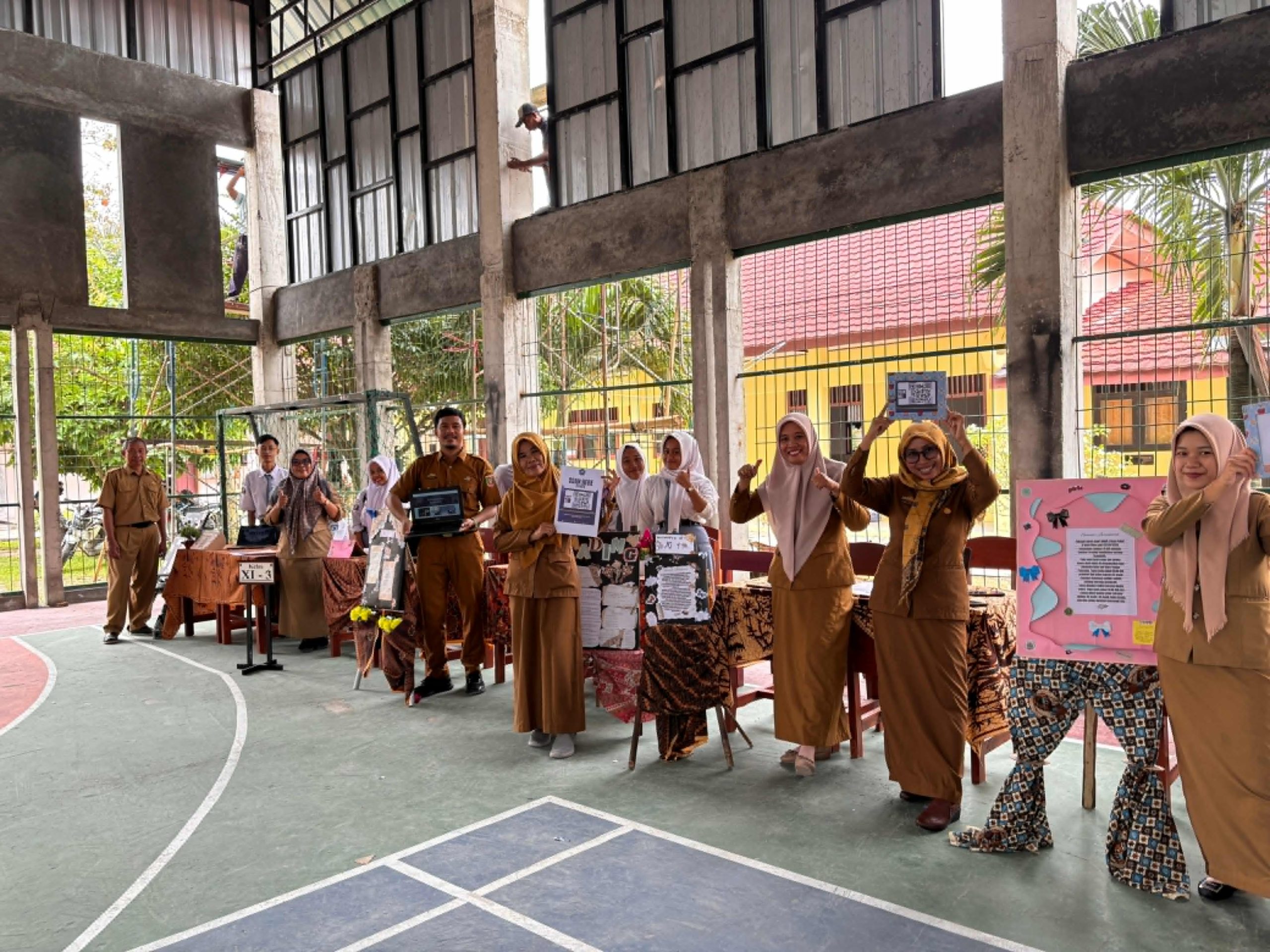 SMAN 2 NATAR Bagikan Hadiah Bagi Pemenang Lomba Jurnalistik dan Pembuatan Portofolio Digital Dalam Kegiatan P5