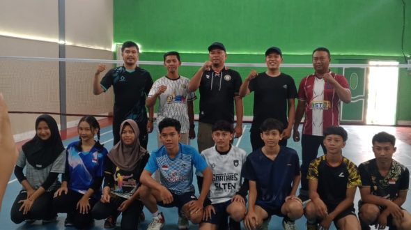 Mendampingi Aa Setya Firmansyah (SMAN 2 Natar) di Kejuaraan Daerah Badminton 2025