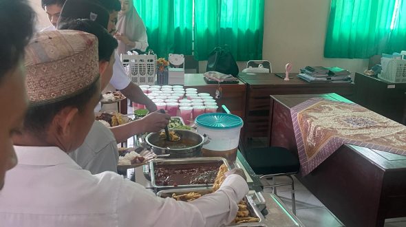 Tasyukuran Sertifikasi: Makan Bersama Di Ruang Guru SMAN 2 Natar