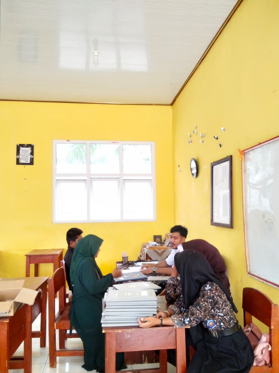 Bagi rapor SMAN 2 Natar Lampung Selatan
