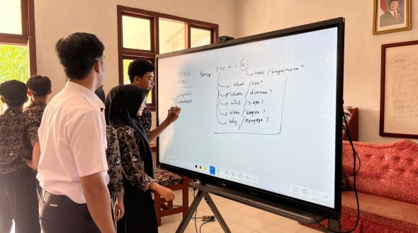 Lebih Hemat Spidol, Kini Guru Bisa Menggunakan Papan Interaktif Digital Dari Pemerintah